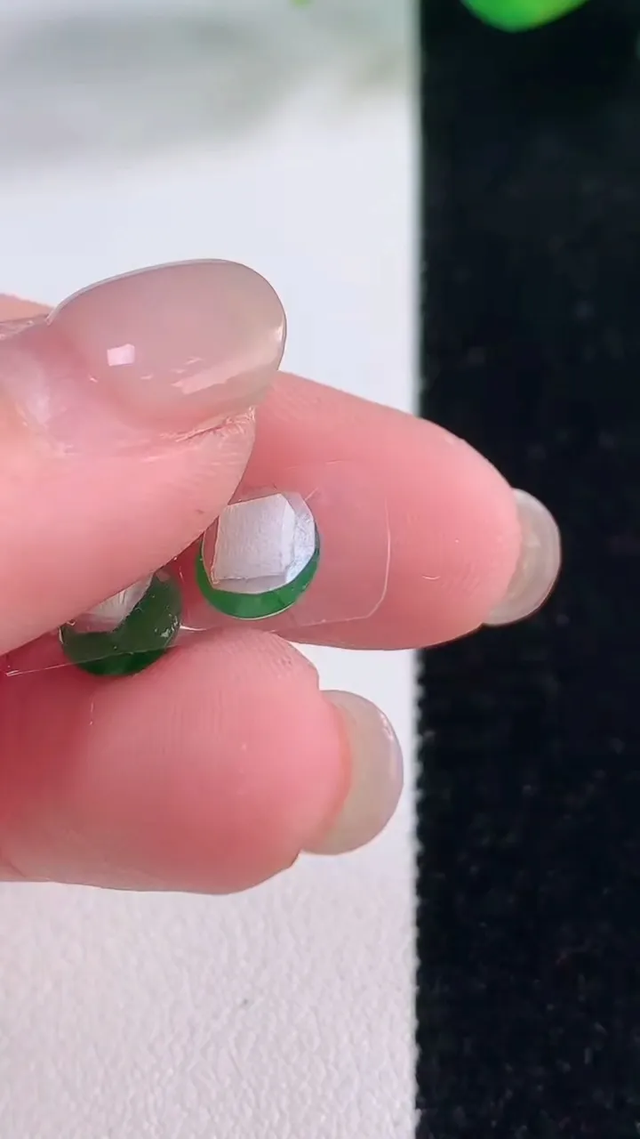 天然A货翡翠蛋面镶嵌件一对，尺寸7-6.7-3.8，重量:0.58g
12月2日