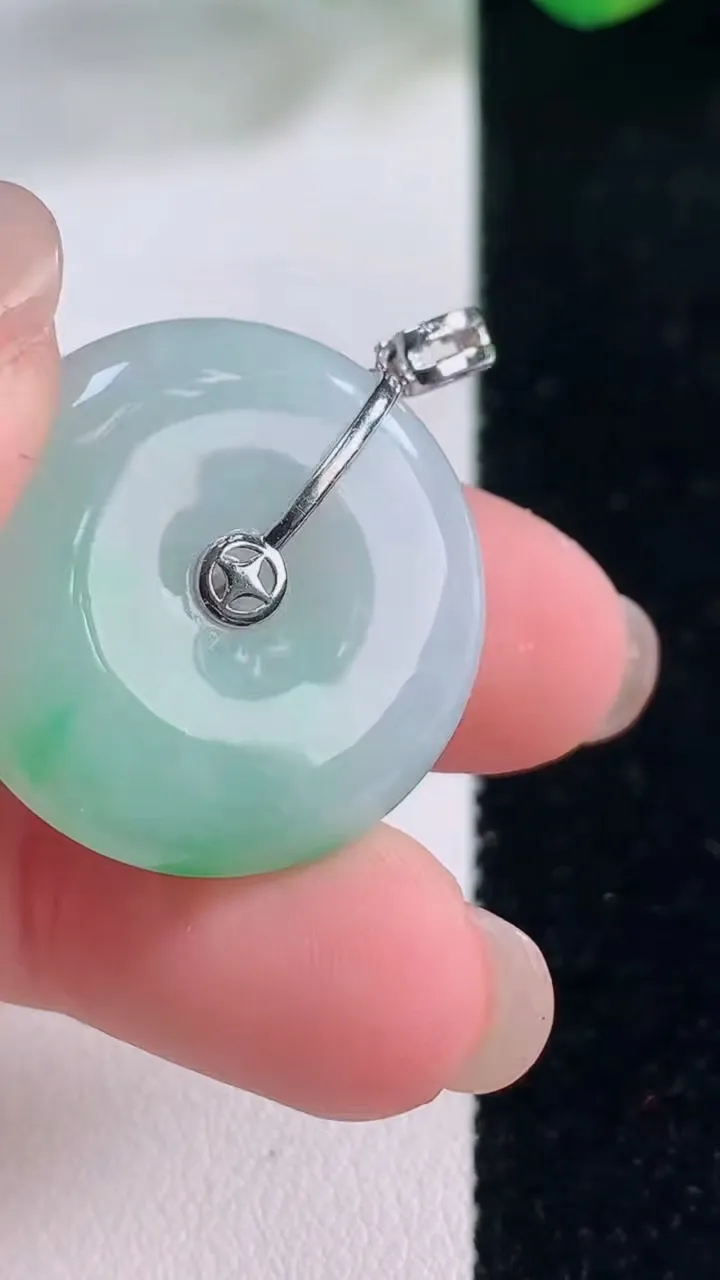 天然A货翡翠平安扣吊坠，尺寸25-5.9，重量:8.71g
12月2日