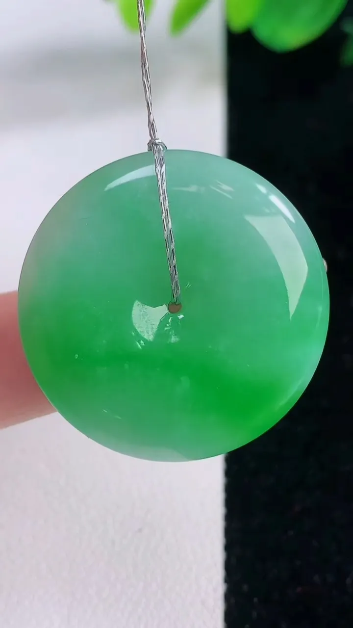 天然A货翡翠平安扣吊坠，尺寸29.7-5.7，重量:10.69g
12月2日