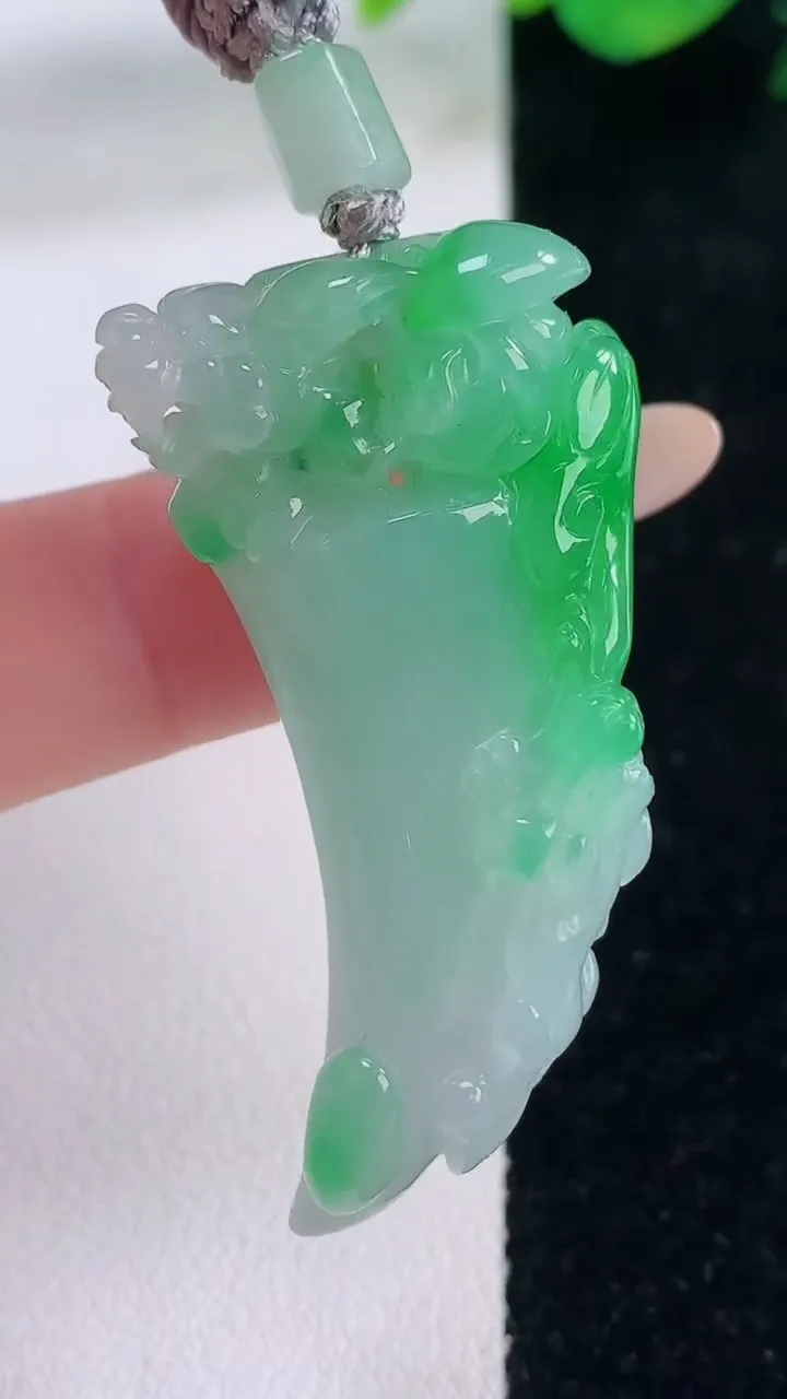 天然A货翡翠龙牙吊坠，尺寸44.6-20.7-12.6，重量:22.65g
12月2日