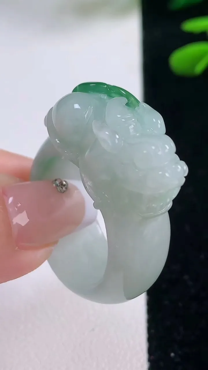 天然A货翡翠飘花貔貅指环扳指，尺寸21.7-25.3-13-11.5，重量:16.42g2025年12月2日
工厂直销收藏佳品,种好水足，色泽均匀，有种有色，上手高大气！