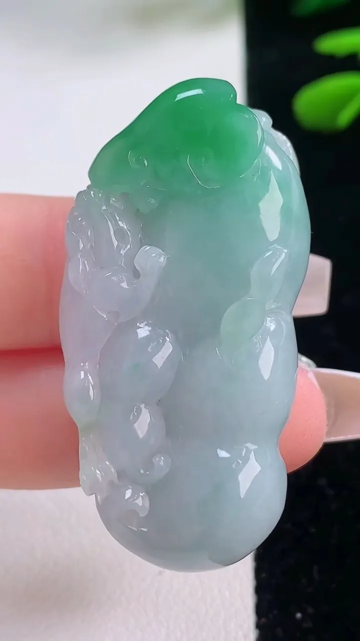 天然A货翡翠白菜吊坠，尺寸46.8-22.6-12，重量:20.13g
12月2日