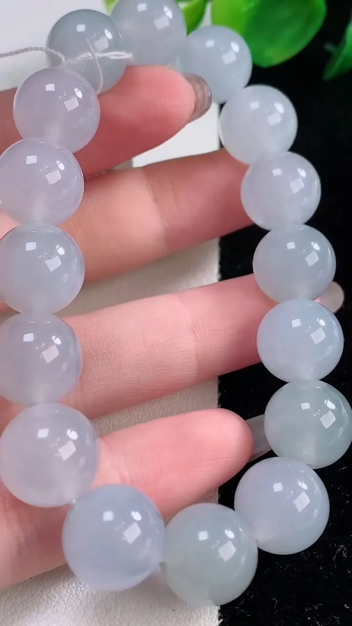 天然A货翡翠种紫罗兰圆珠手串，尺寸12.3-16颗，重量:50.49g12月2日
工厂直销收藏佳品,种好水足，色泽均匀，有种有色，上手高大气！