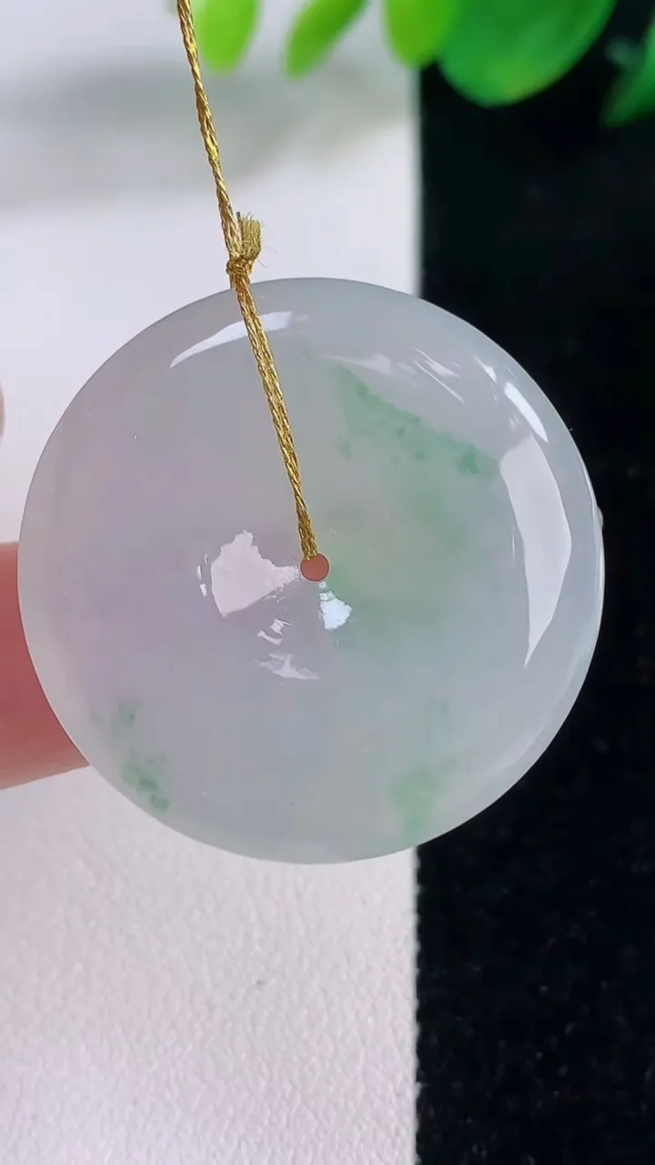 天然A货翡翠平安扣吊坠，尺寸32-6，重量:13.14g
12月2日