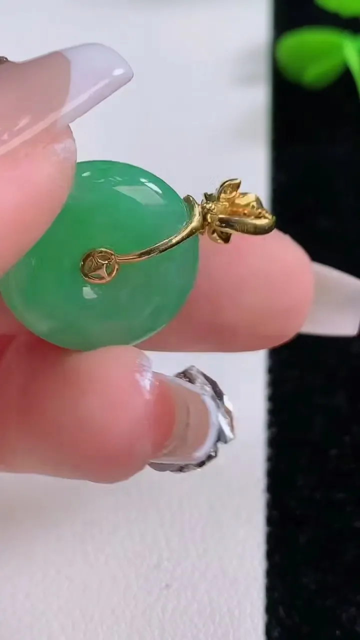 天然A货翡翠平安扣吊坠，尺寸18.6-5.4，重:4.74g
12月2日