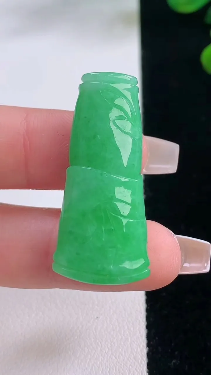 天然A货翡翠节节高升 竹节吊坠，尺寸36.6-17-7.9，重量:9.71g
12月2日