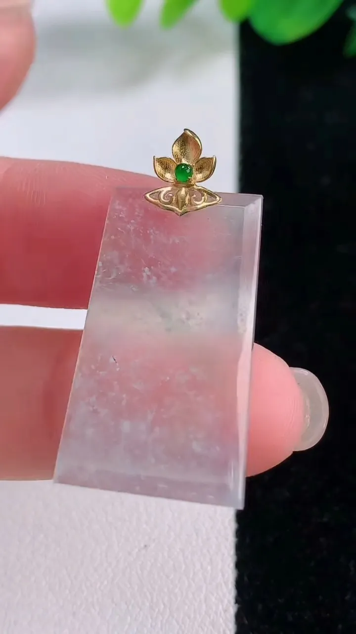 天然A货翡翠无事牌吊坠，尺寸28.8-17-2.5，重量:3.54g
12月2日