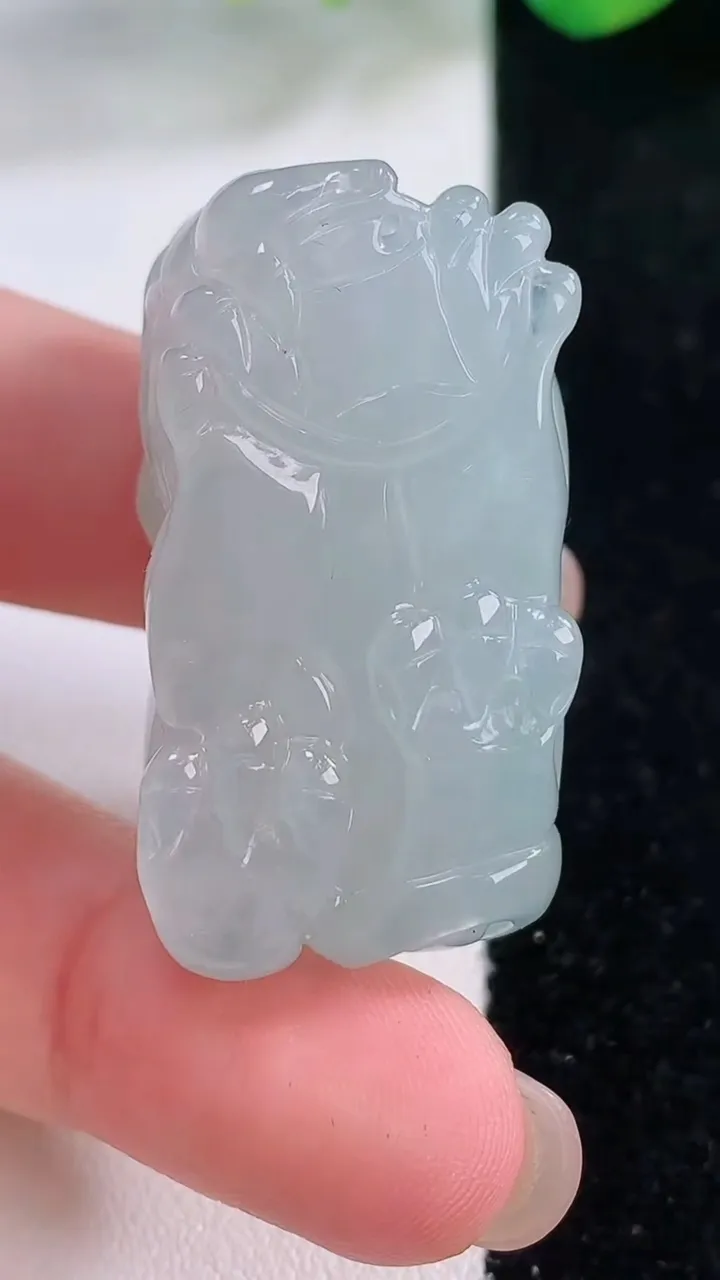 天然A货翡翠冰种飘花貔貅吊坠，尺寸37.4-20-21.2，重量:35.68g
12月2日