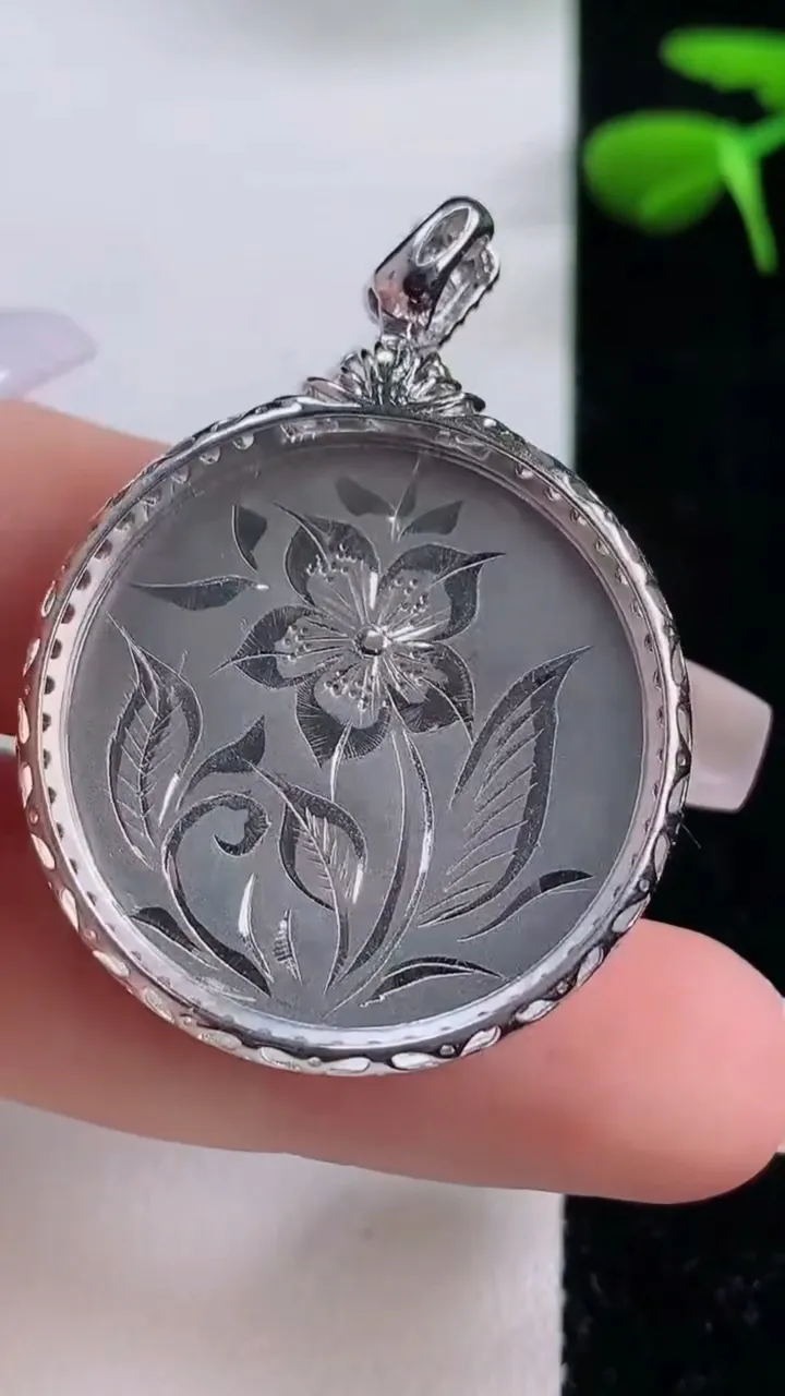 天然A货翡翠山水牌吊坠，尺40-30-7.3，裸石26重:9.92g
12月2日