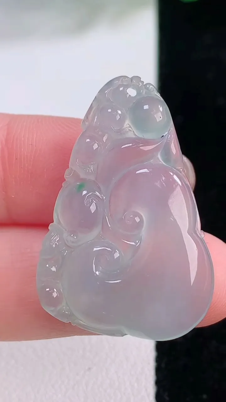 天然A货翡翠如意吊坠，尺寸33.3-22.8-4.8，重量:5.76g
12月2日