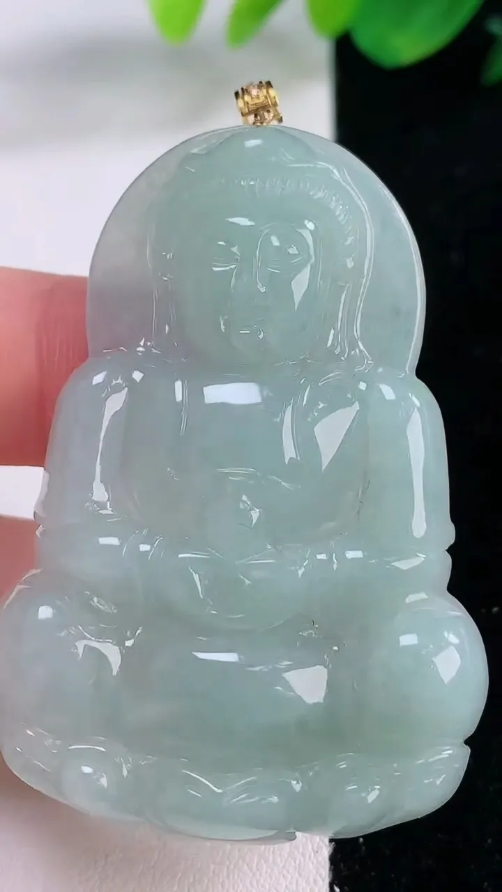 天然A货翡翠观音菩萨吊坠，尺寸53.7-37.3-6，重量:20.08g
12月2日