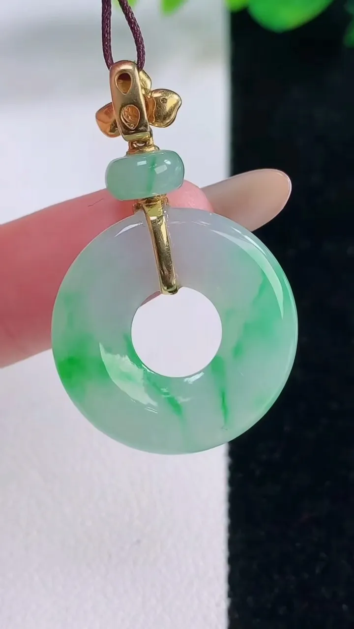 天然A货翡翠平安环吊坠，尺寸22.2-3.7，重量:5.05g
12月2日