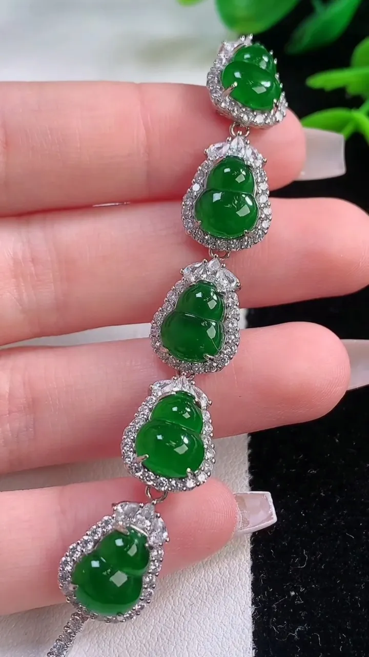 天然A货翡翠蛋面手链，尺寸9.8-7.5，重量:8.69g
12月2日