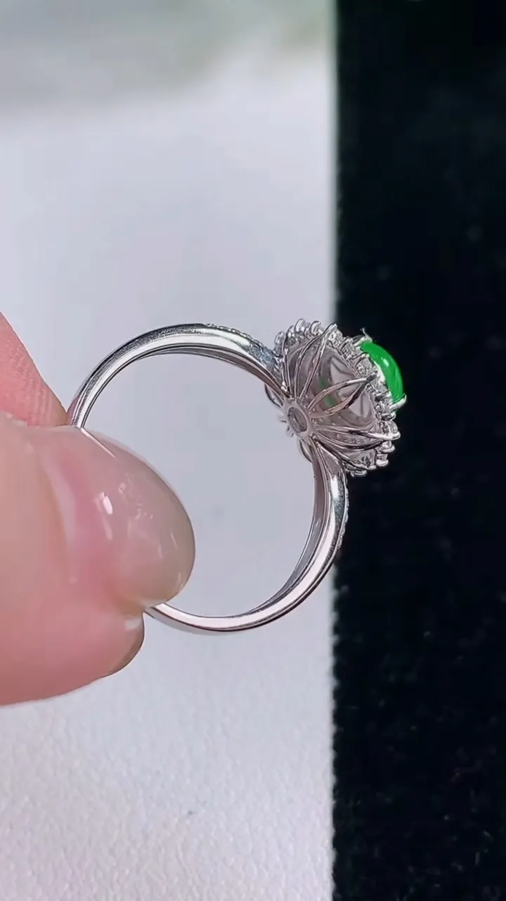 天然A货翡翠蛋面戒指，尺寸17.6-6.5-5.8-7.7，重量:2.22g2025年12月2日
工厂直销收藏佳品,种好水足，色泽均匀，有种有色，上手高大气！
