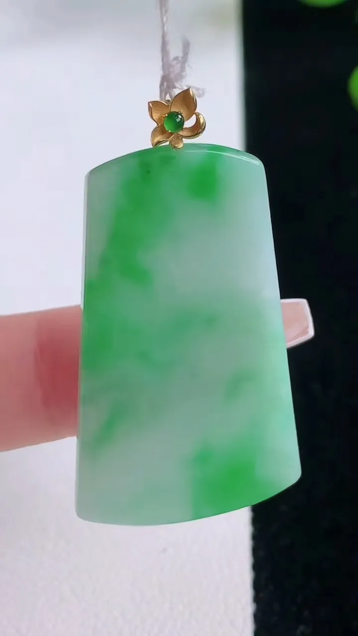 天然A货翡翠无事牌吊坠，尺寸38.5-22.7-2.5，重量:6.51g
12月3日