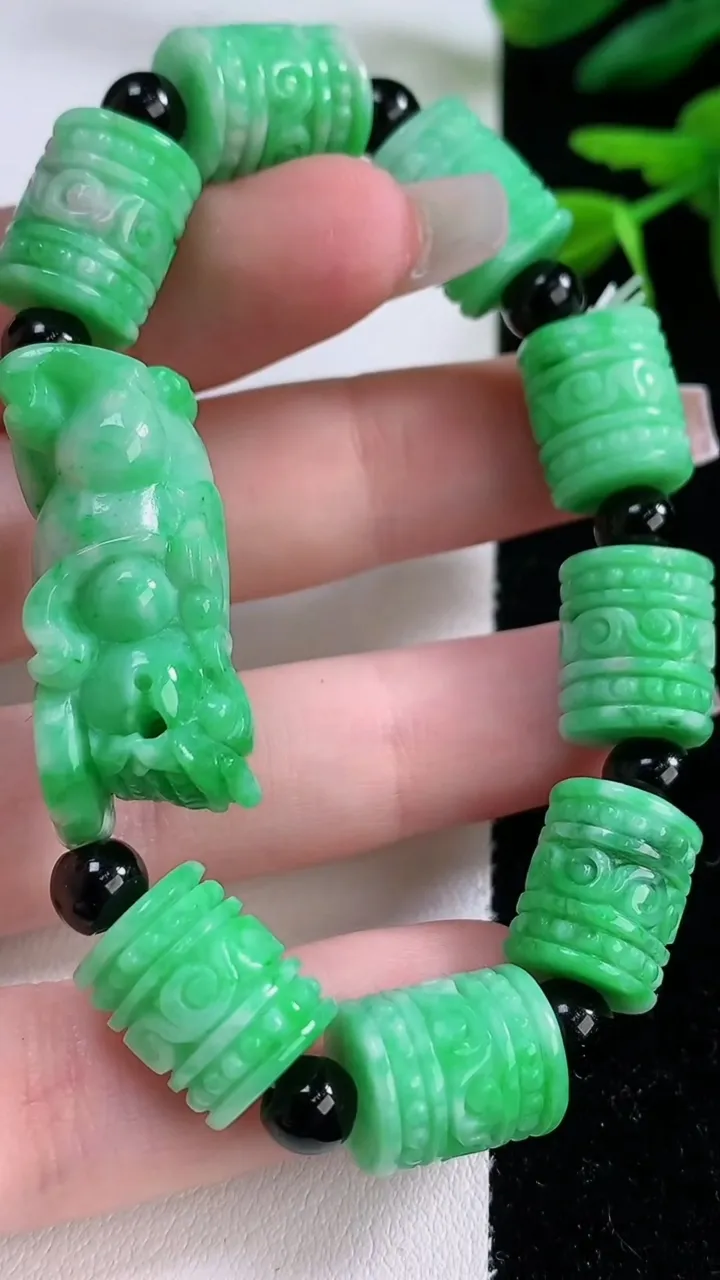 天然A货翡翠路路通手串，尺寸12.7-10.5，重:40.03g12月2日
工厂直销收藏佳品,种好水足，色泽均匀，有种有色，上手高大气！