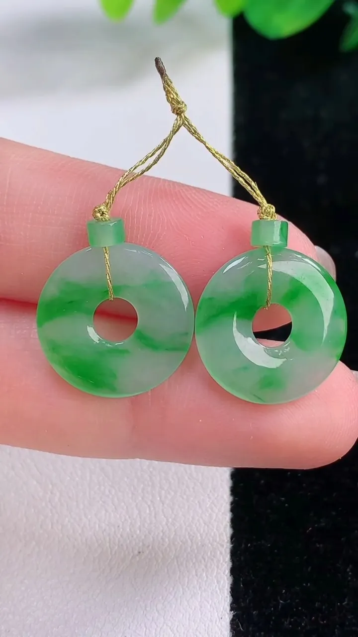 天然A货翡翠平安环吊坠一对，尺寸15.8-2，重量:5.28g
12月2日