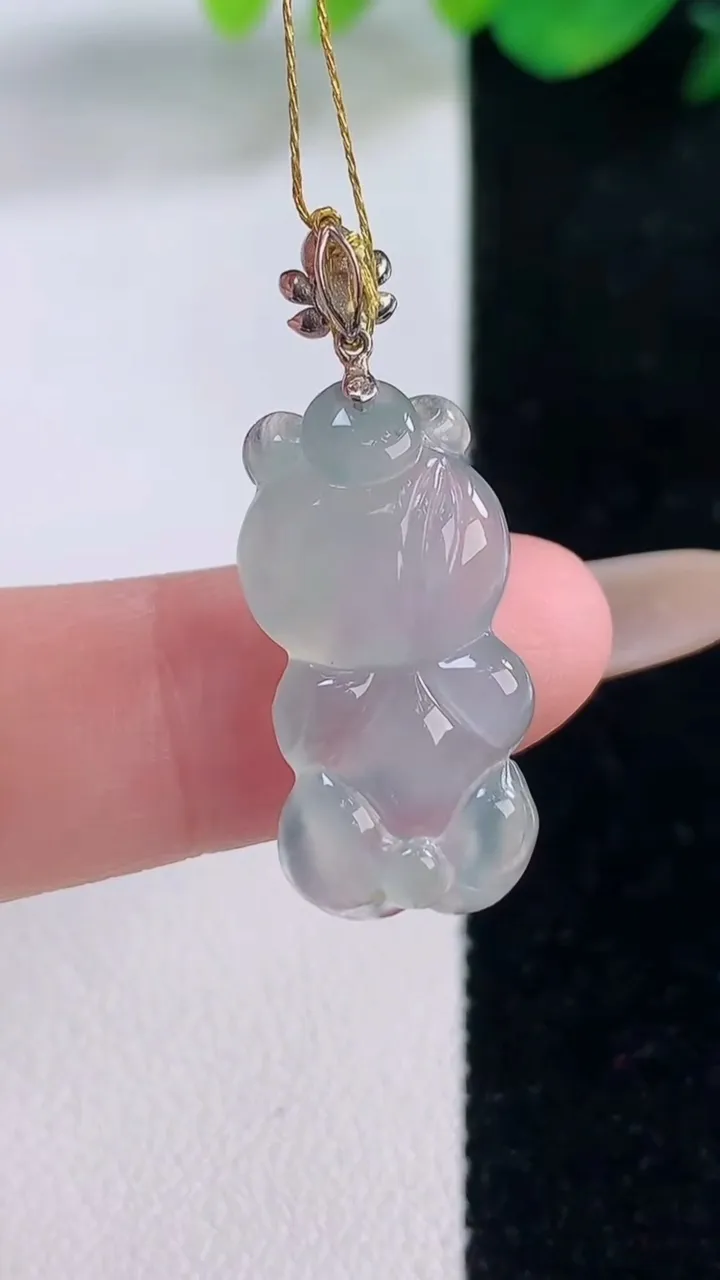 天然A货翡翠小熊吊坠，尺寸29.3-11.5-5.8，重量:3.11g
12月2日