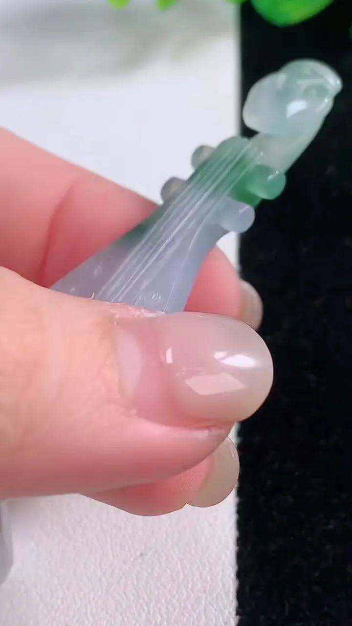 天然A货翡翠冰种飘花琵琶吊坠，尺寸78-18.3-6.4，重量:12.24g
12月2日