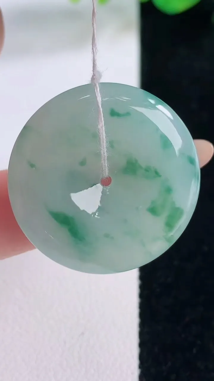 天然A货翡翠冰种飘花平安扣吊坠，尺寸28.7-6，重量:10.55g
12月2日