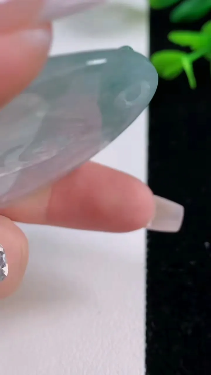 天然A货翡翠冰种飘花大日如来吊坠，尺寸49-4.8，重:23.34g
12月2日