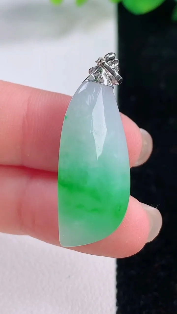 天然A货翡翠随形吊坠，尺寸31.6-13.3-8.8，重量:5.85g
12月2日