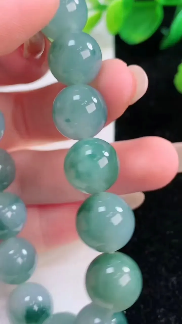 天然A货翡翠种飘花圆珠手串，尺寸12-16颗，重量:49.70g12月2日
工厂直销收藏佳品,种好水足，色泽均匀，有种有色，上手高大气！