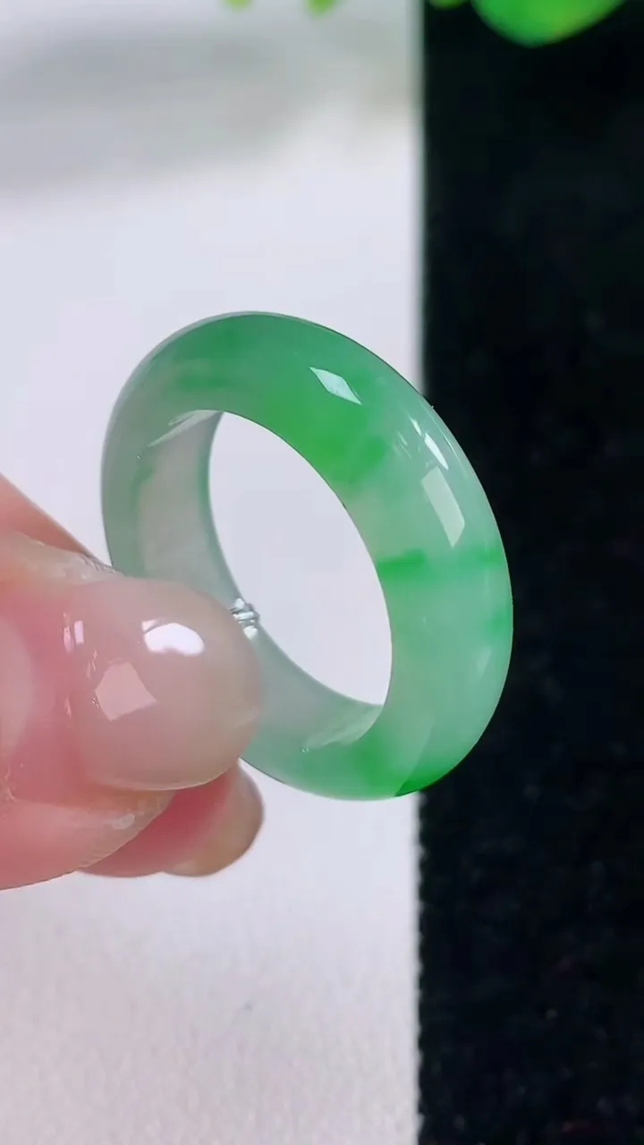 天然A货翡翠指环戒指，尺寸18.5-5.8-3.5，重量:4.72g2025年12月2日
工厂直销收藏佳品,种好水足，色泽均匀，有种有色，上手高大气！