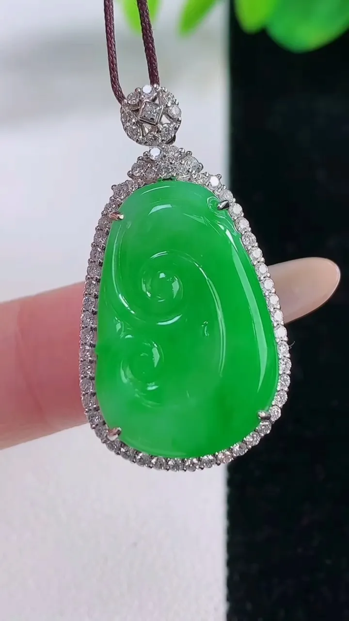 天然A货翡翠如意吊坠，尺寸32.6-17.8-7.9，裸石22-14.7重量:6.33g
12月2日