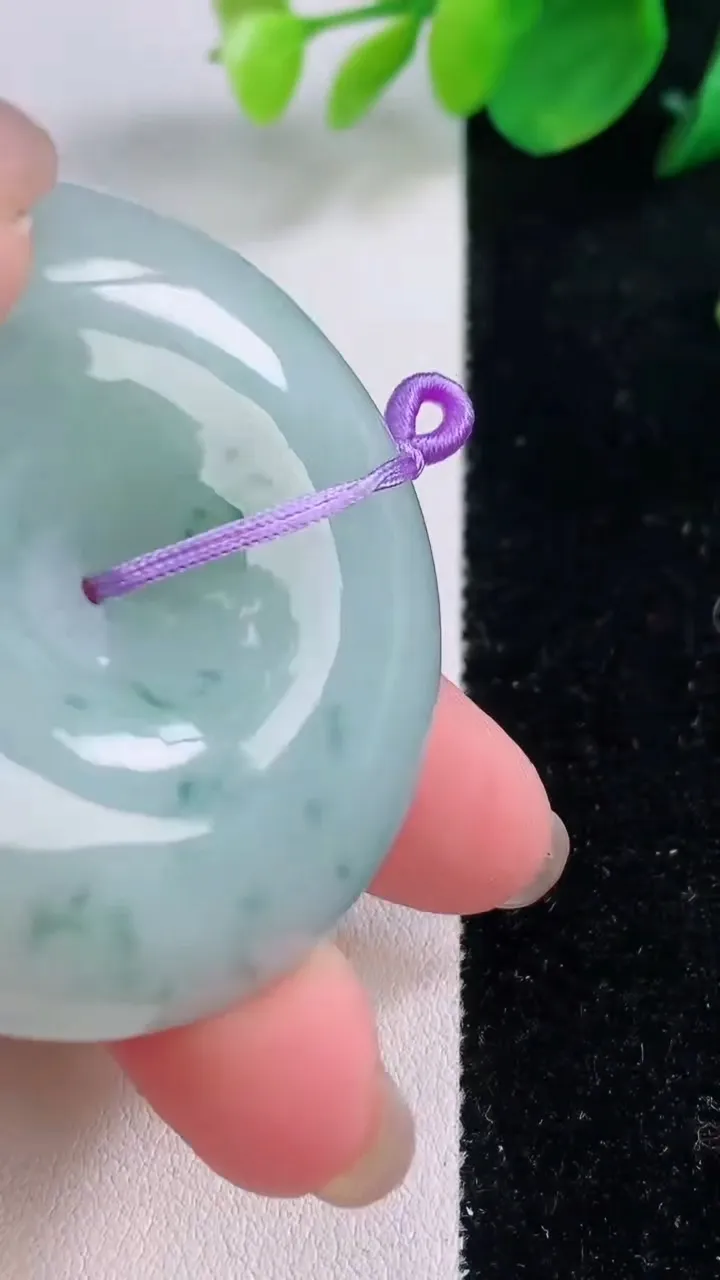 天然A货翡翠冰种飘花平安扣吊坠，尺寸46.8-12.2，重量:58.78g
12月2日