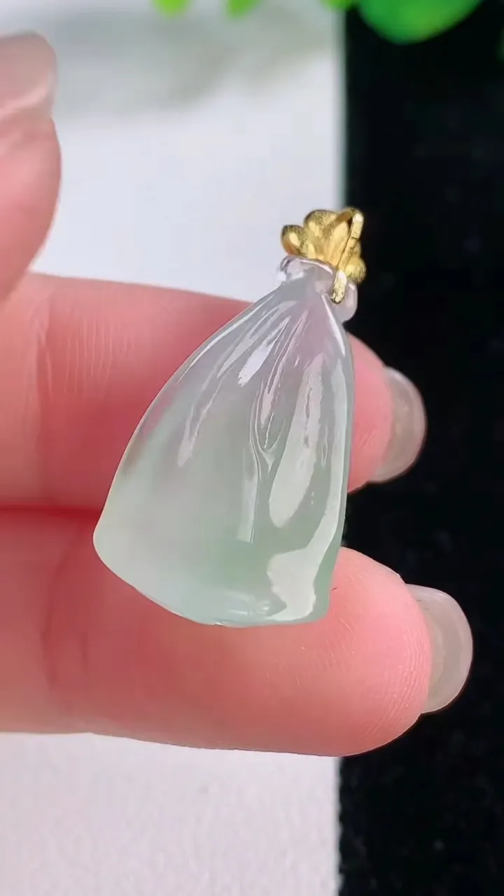 天然A货翡翠莲蓬吊坠，尺寸24.4-14.3-10，重量:3.91g
12月2日