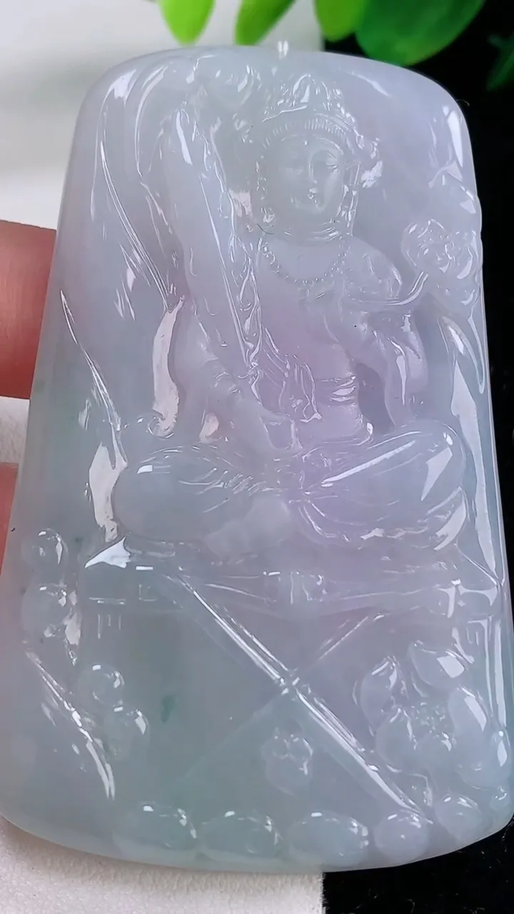 天然A货翡翠春带彩紫罗兰虚空藏菩萨吊坠，尺寸74-46.4-5.5，重量:44.14g
12月2日