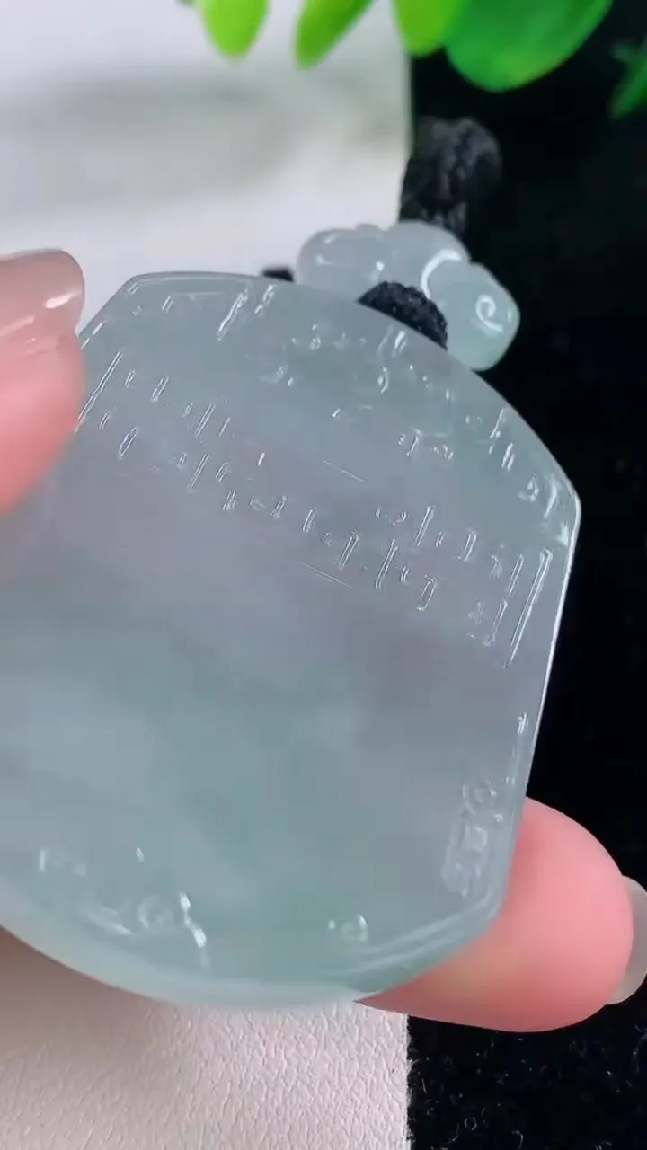 天然A货翡翠种飘花仿古无事牌吊坠，尺寸48.4-40.4-5.8，重量:37.01g
12月2日