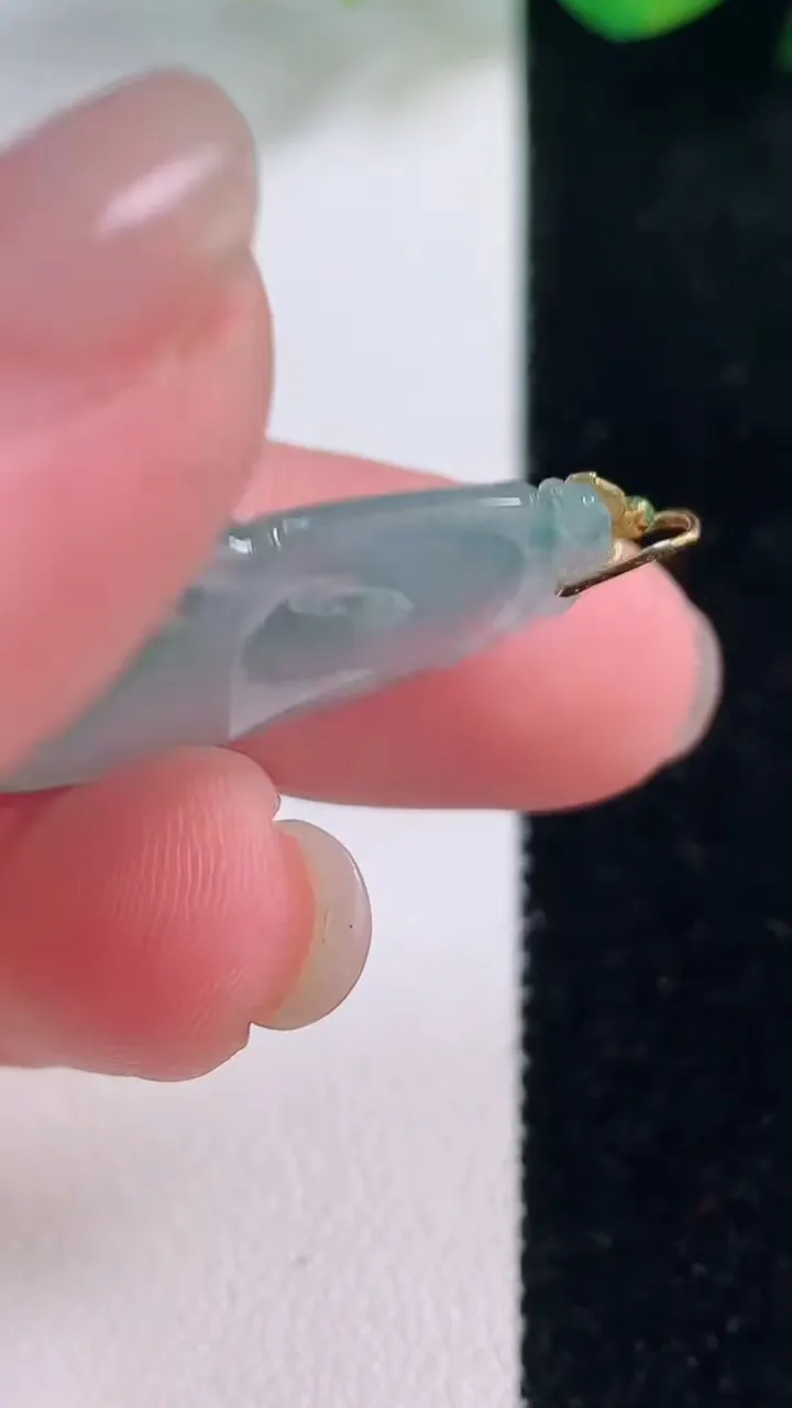 天然A货翡翠种飘花如意吊坠，尺寸29.8-18.6-4.6，重量:4.78g
12月2日