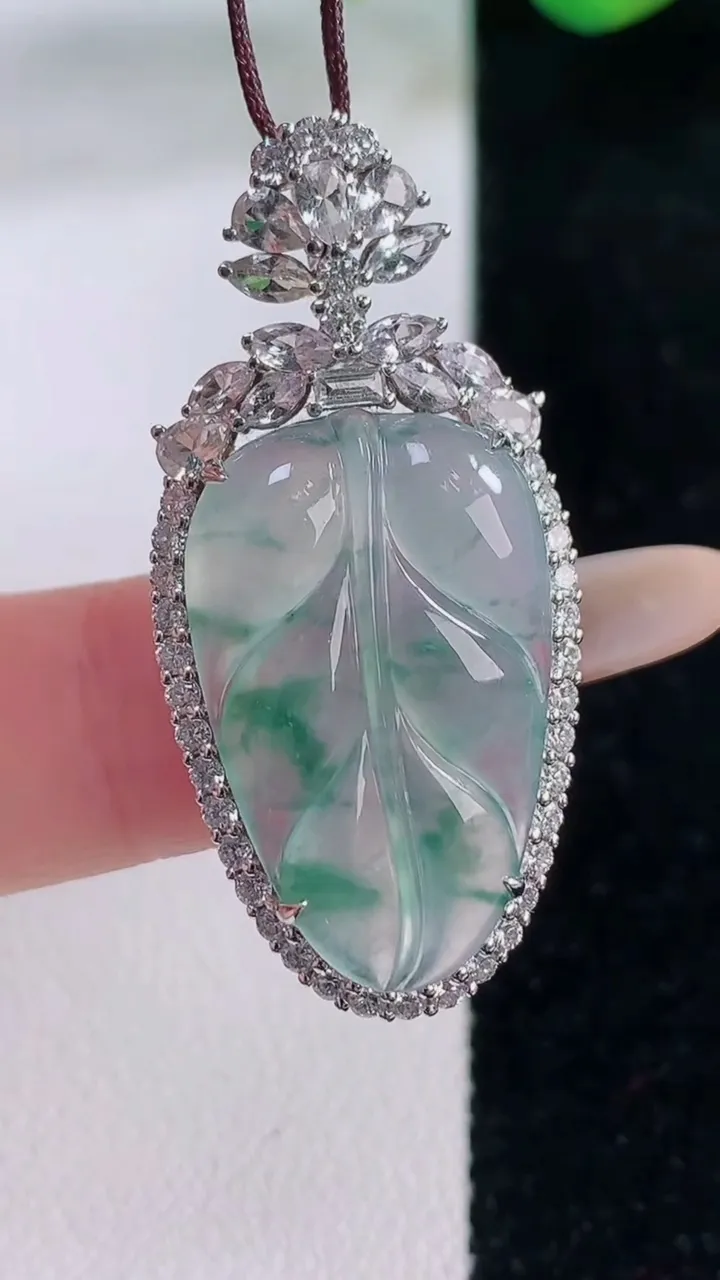 天然A货翡翠种飘花金枝玉叶 叶子吊坠，尺寸38.4-18.6-7.8，裸石24.3-15.3重量:6