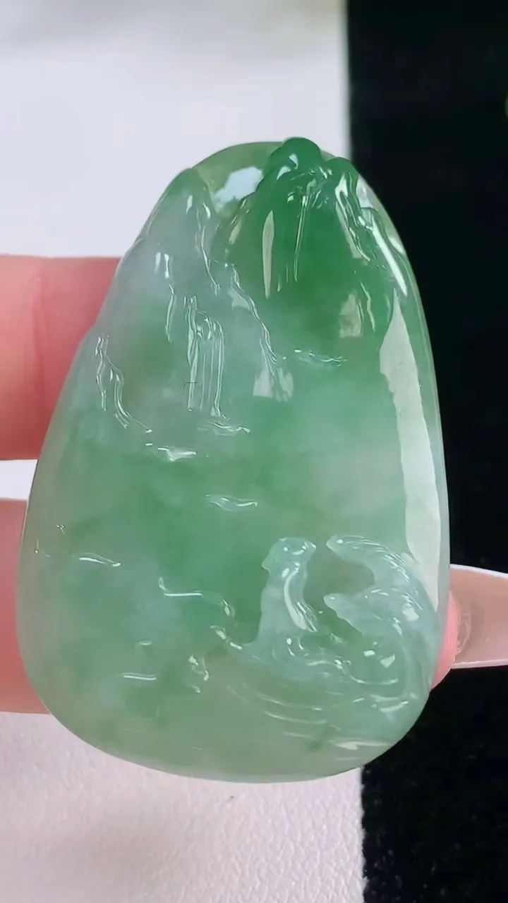 天然A货翡翠山水牌吊坠，尺寸46.5-30-5，重量:15.29g
12月2日