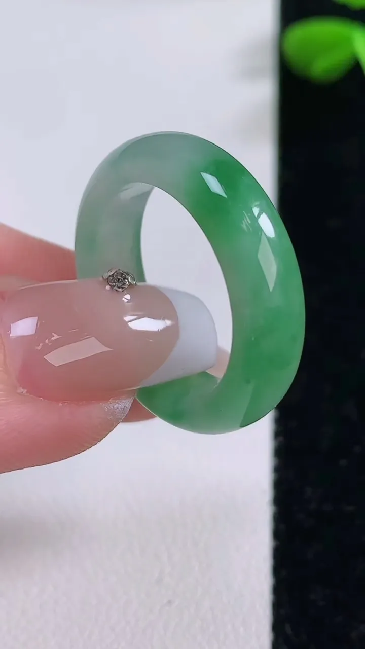 天然A货翡翠指环戒指，尺寸18.5-6.4-3.9，重:4.55g2025年12月2日
工厂直销收藏佳品,种好水足，色泽均匀，有种有色，上手高大气！