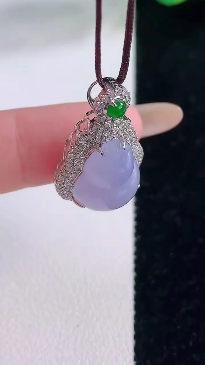 天然A货翡翠18K金紫罗兰葫芦吊坠，尺寸27-15.6-9.1，裸石15.4-11.7重量:4.28g
12月2日