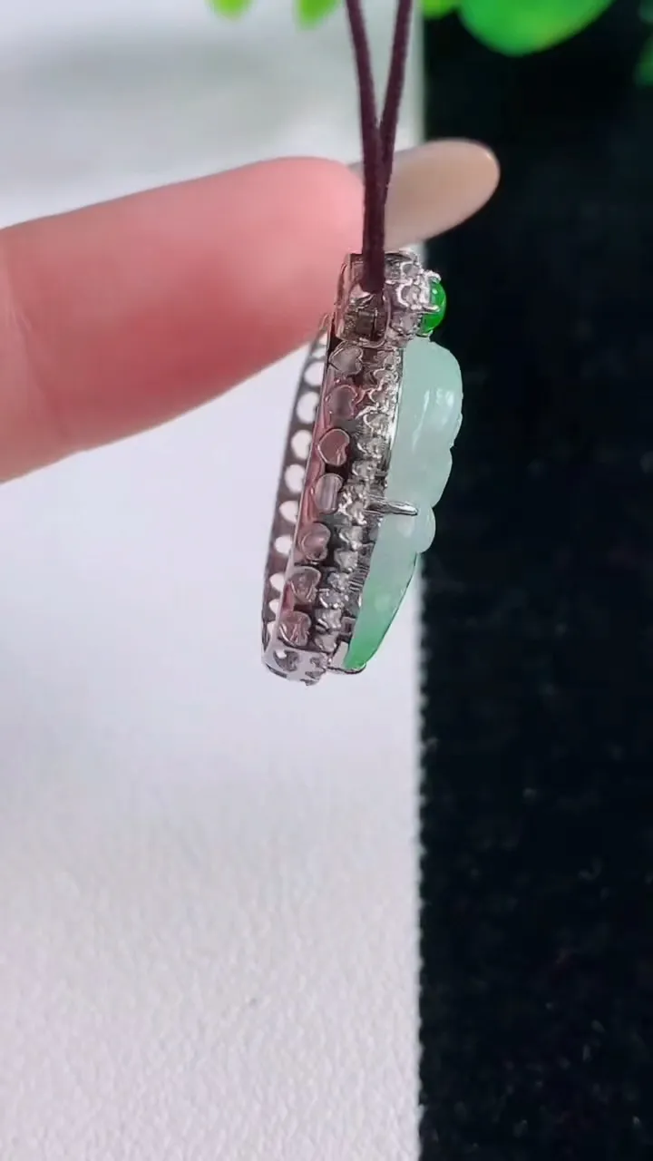 天然A货翡翠佛公吊坠，尺寸24.8-23-7.5，裸石15.6-20.6重量:4.97g
12月2日