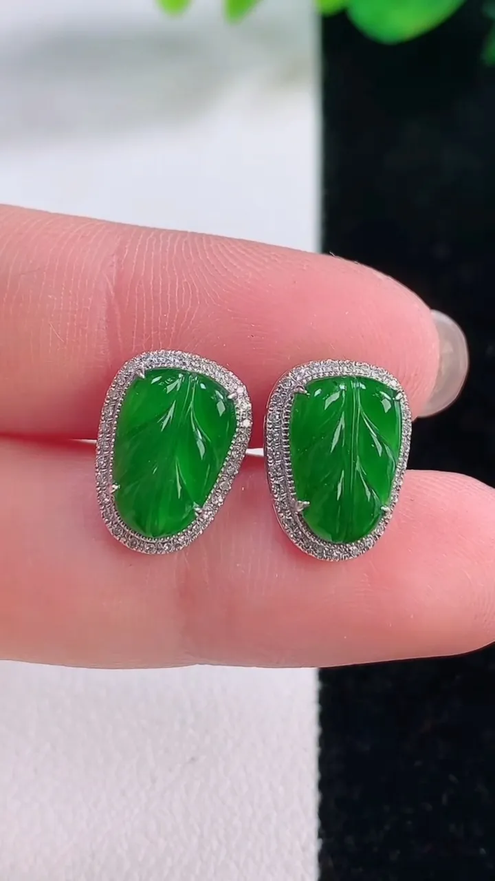 天然A货翡翠金枝玉叶 叶子耳钉，尺寸10.7-7.8，重量:2.23g
12月2日