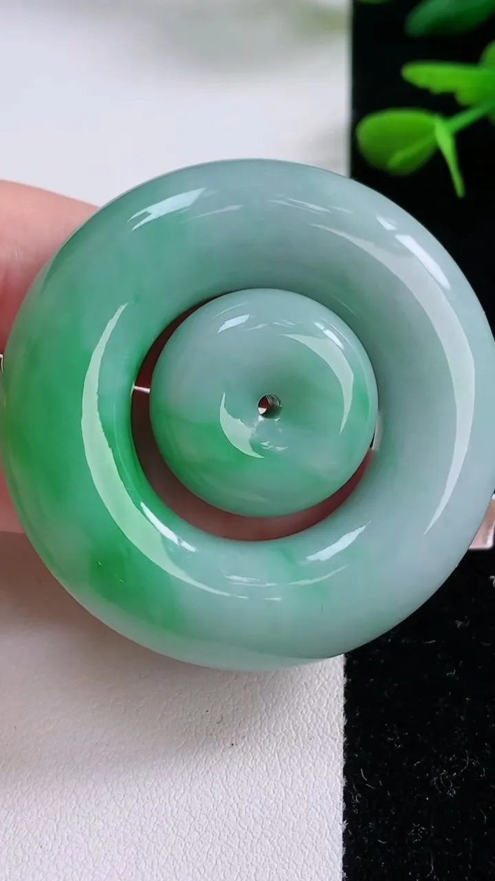 天然A货翡翠母子平安扣吊坠，尺寸47-10，重:49.09g
12月2日