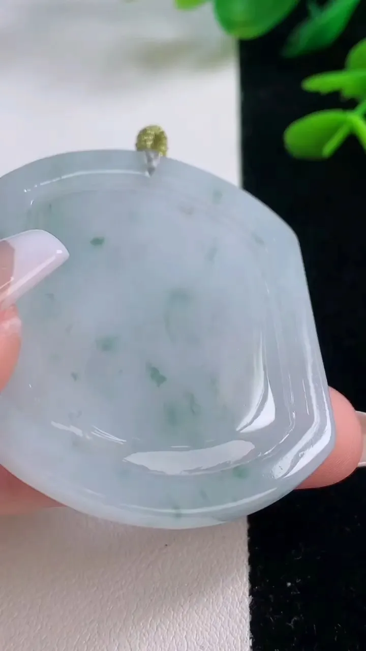 天然A货翡翠飘花生肖猴吊坠，尺寸51.5-43-6.2，重量:27.85g
12月2日