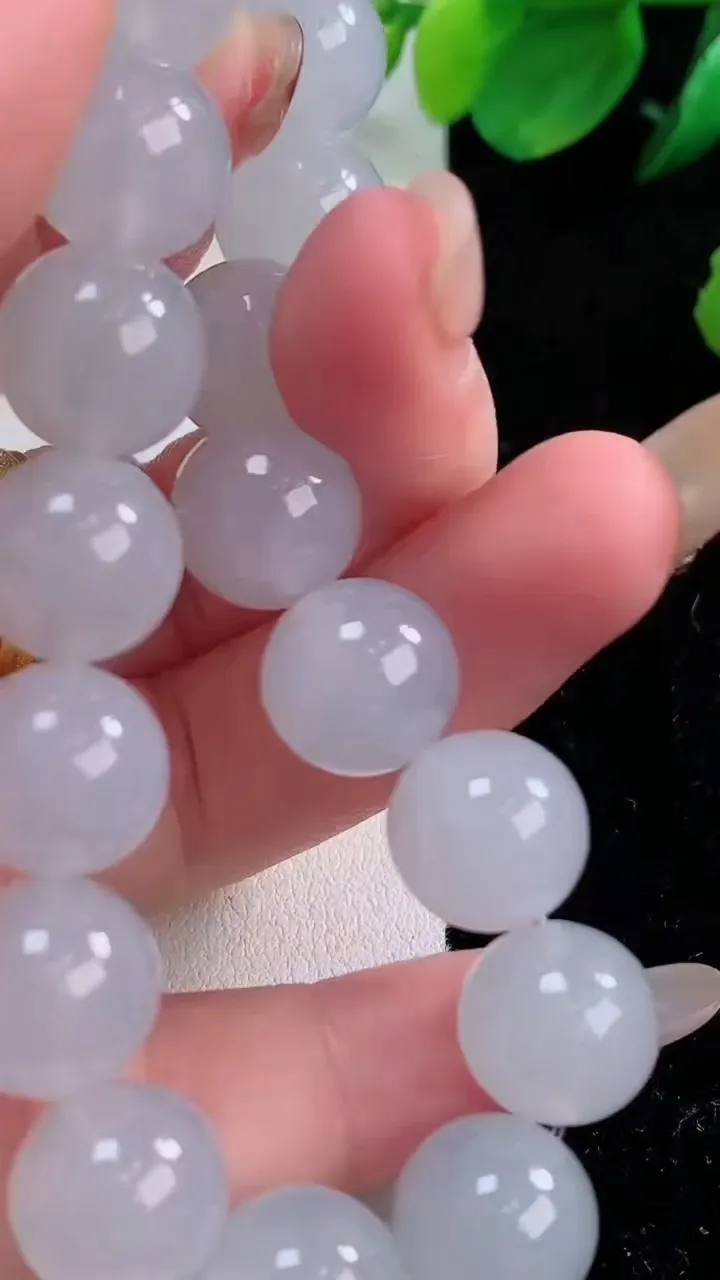 天然A货翡翠种白冰圆珠手串，尺寸12-17颗，重量:53.57g12月2日
工厂直销收藏佳品,种好水足，色泽均匀，有种有色，上手高大气！
