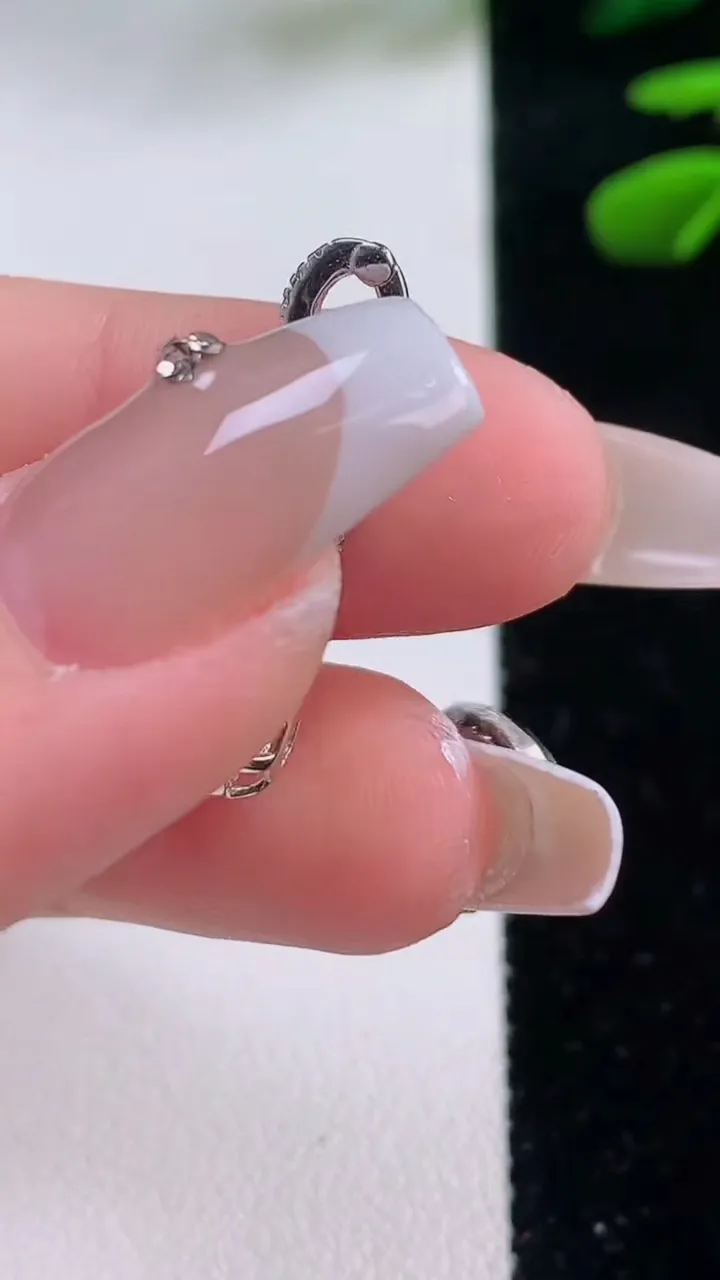 天然A货翡翠福瓜吊坠，尺寸16.7-7.3-6.8，重量:1.72g
12月2日