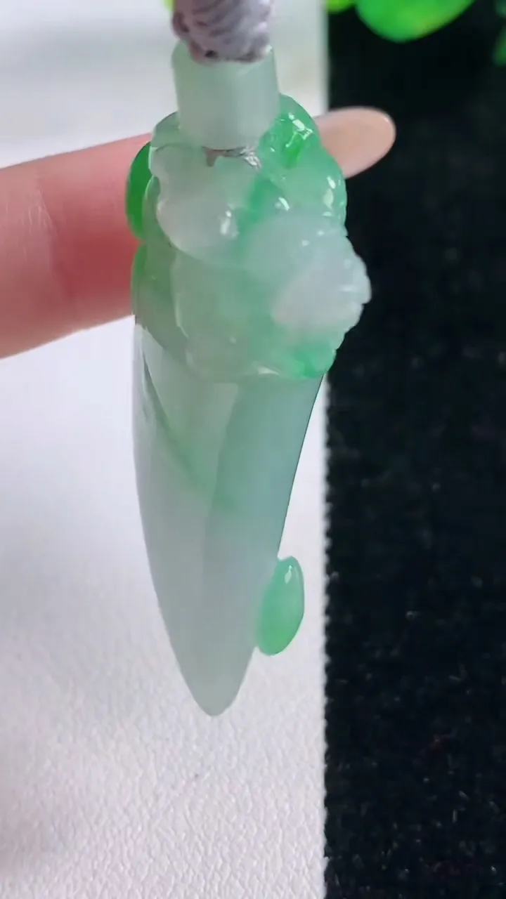 天然A货翡翠龙牙吊坠，尺寸44.6-20.7-12.6，重量:22.65g
12月2日