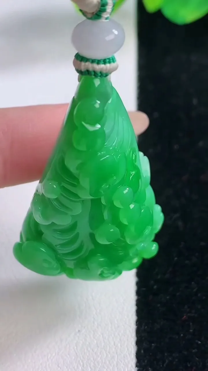 天然A货翡翠白菜吊坠，尺寸44.4-27.6-16.5，重量:27.91g
12月2日