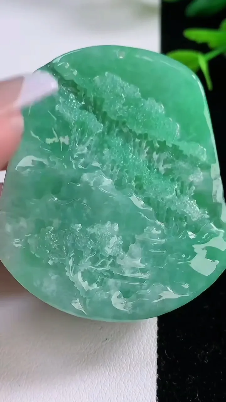 天然A货翡翠山水牌吊坠，尺寸55-46-12，重:54.33g
12月2日