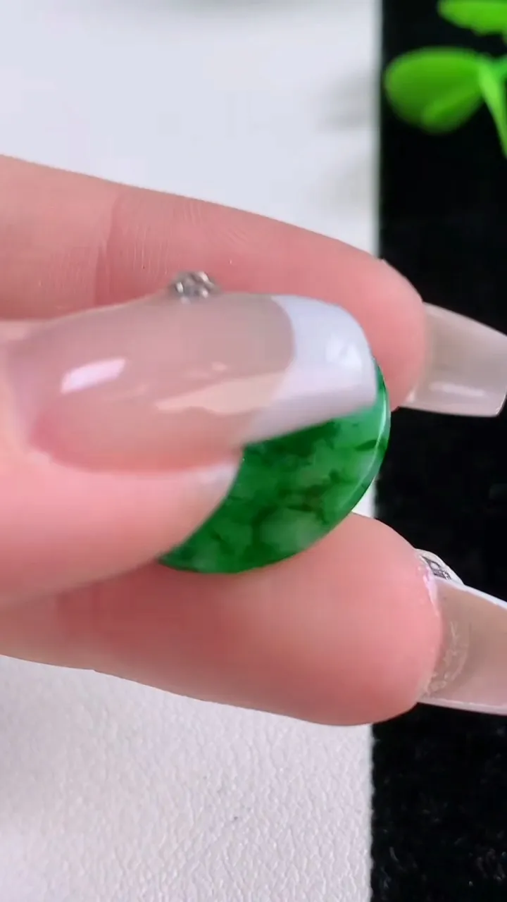 天然A货翡翠无事牌镶嵌件，尺寸20-1.6，重:1.57g
12月2日