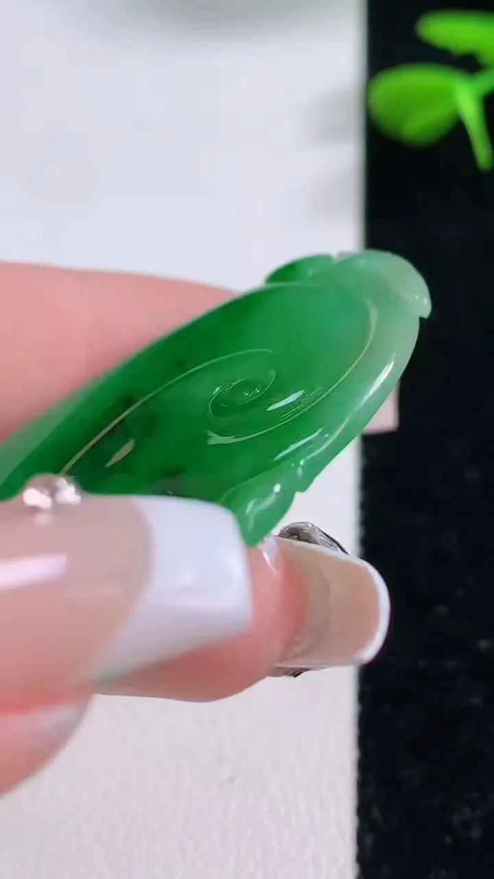 天然A货翡翠如意吊坠，尺寸44.5-27.8-3，重:7.54g
12月2日