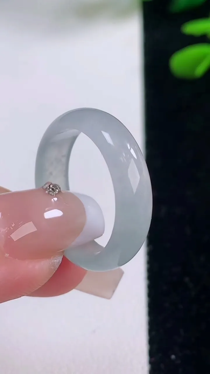 天然A货翡翠指环戒指，尺寸19.5-2.3，重量:3.12g2025年12月2日
工厂直销收藏佳品,种好水足，色泽均匀，有种有色，上手高大气！